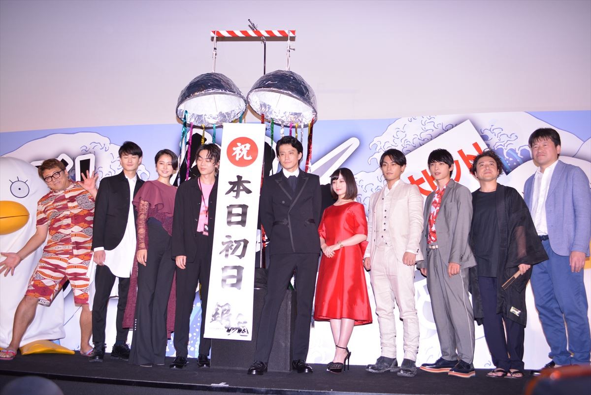 山田孝之、“顔出し一切なし”の着ぐるみ姿で『銀魂』舞台挨拶に登壇！