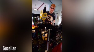 ビールを完璧に注ぐロボット誕生！ イギリスの学生が開発