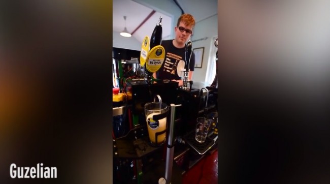 ビールを完璧に注ぐロボット誕生! ※海外メディア「Mirror Online」のスクリーンショット