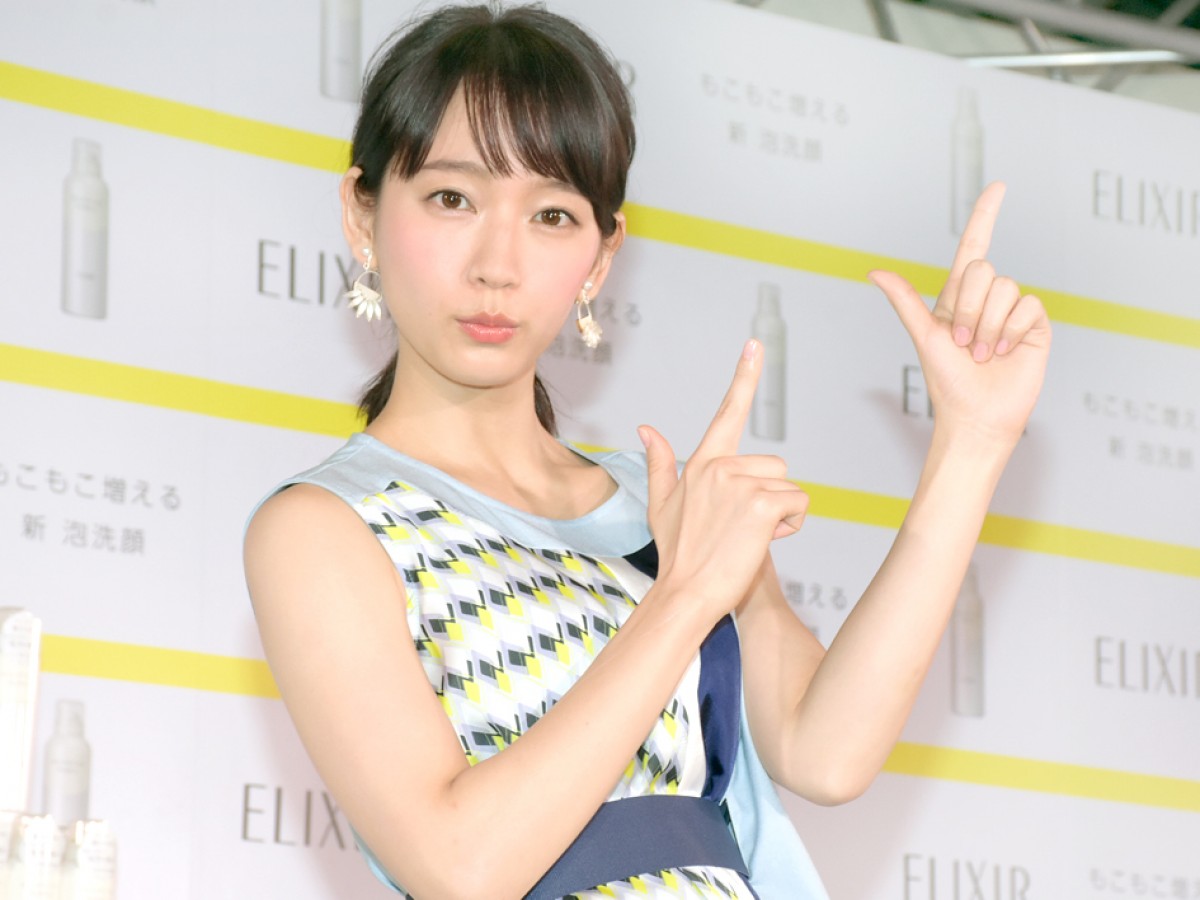 吉岡里帆、初の化粧品CMで “泡チューポーズ”披露