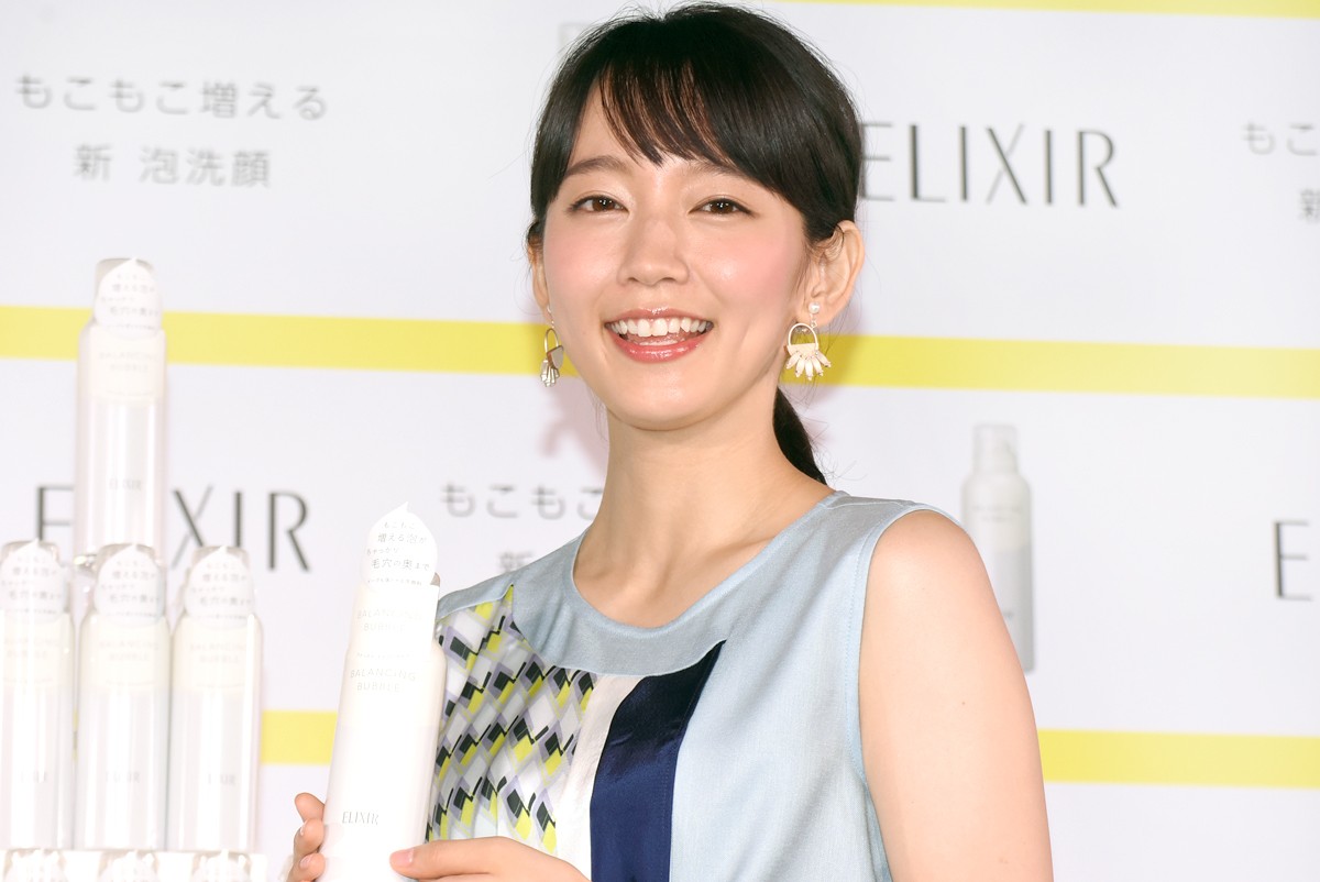 吉岡里帆、初の化粧品CMで “泡チューポーズ”披露