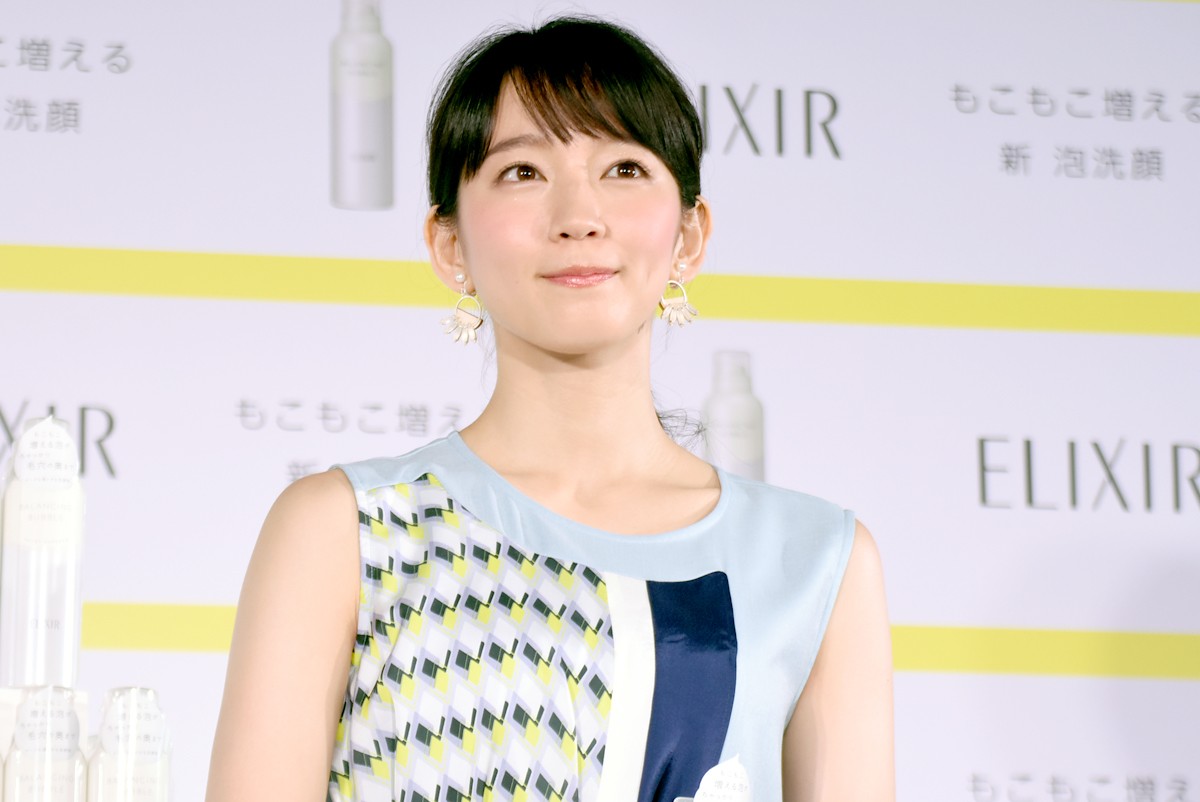 吉岡里帆、初の化粧品CMで “泡チューポーズ”披露