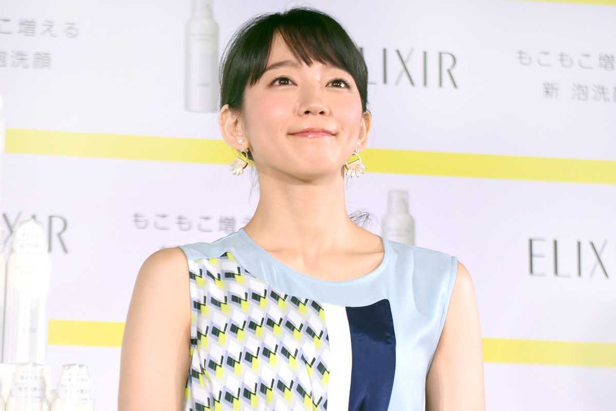 吉岡里帆、初の化粧品CMで “泡チューポーズ”披露