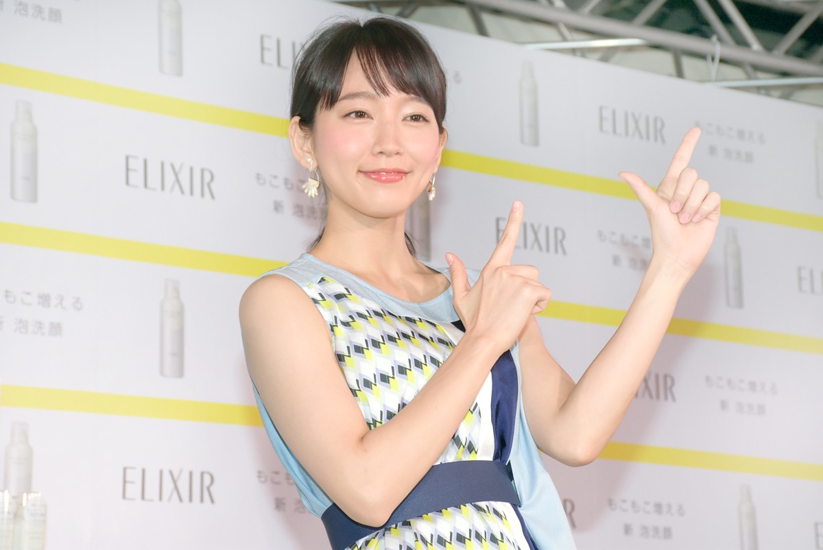 吉岡里帆、初の化粧品CMで “泡チューポーズ”披露