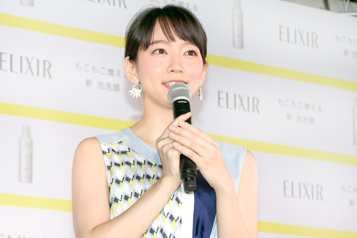 吉岡里帆、初の化粧品CMで “泡チューポーズ”披露