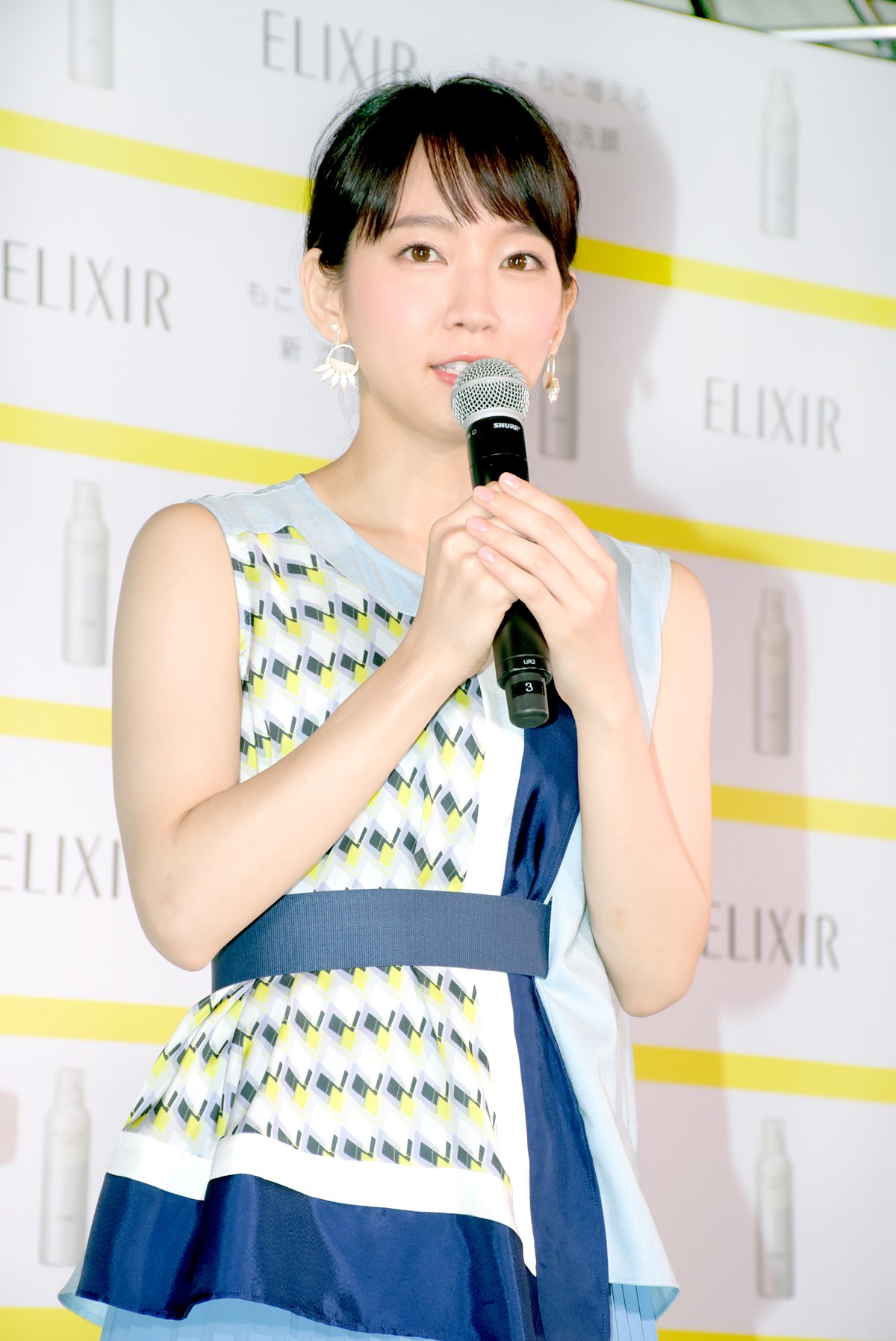 吉岡里帆、初の化粧品CMで “泡チューポーズ”披露