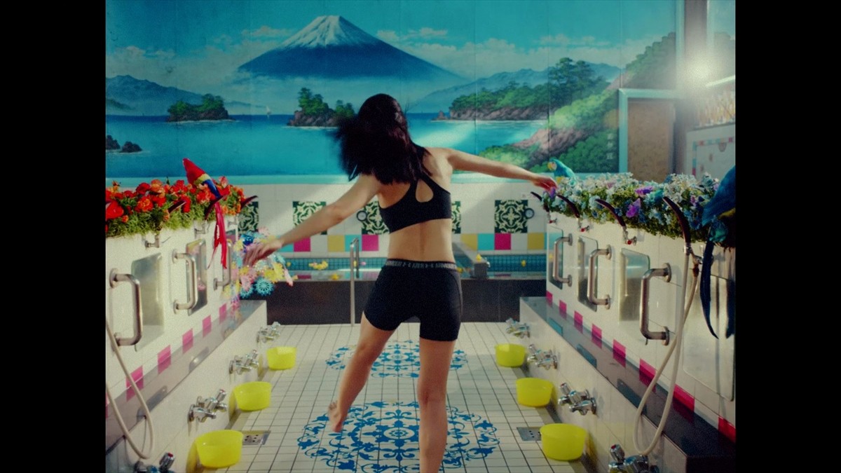 長澤まさみ、銭湯でキレッキレに踊り狂う！ 健康的な美ボディーも披露