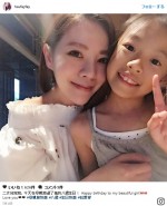 ぱっと見20代！ アラフォー三姉妹の写真が話題　※海外メディア「Mirror Online」のスクリーンショット