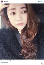 ぱっと見20代！ アラフォー三姉妹の写真が話題　※海外メディア「Mirror Online」のスクリーンショット