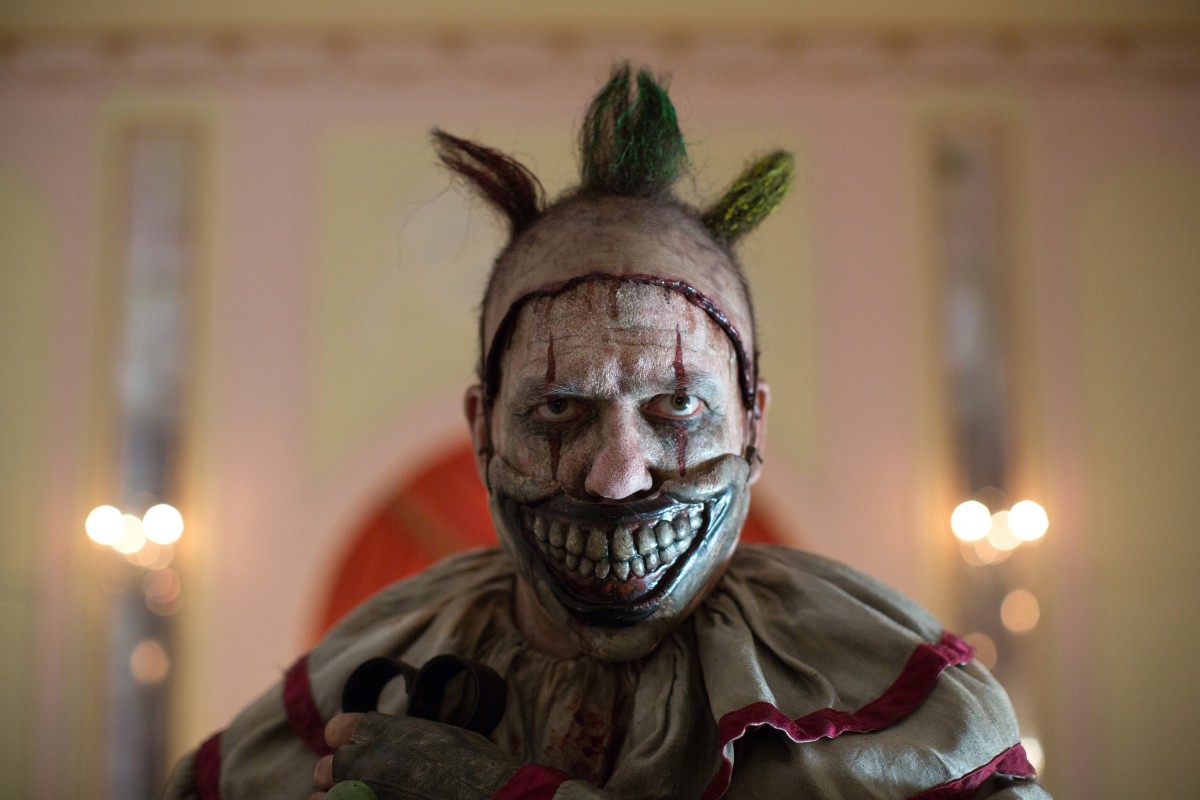 殺人ピエロが再登場する『アメリカン・ホラー・ストーリー』シーズン7は今秋全米放送(※『アメリカン・ホラー・ストーリー:怪奇劇場』場面写真)