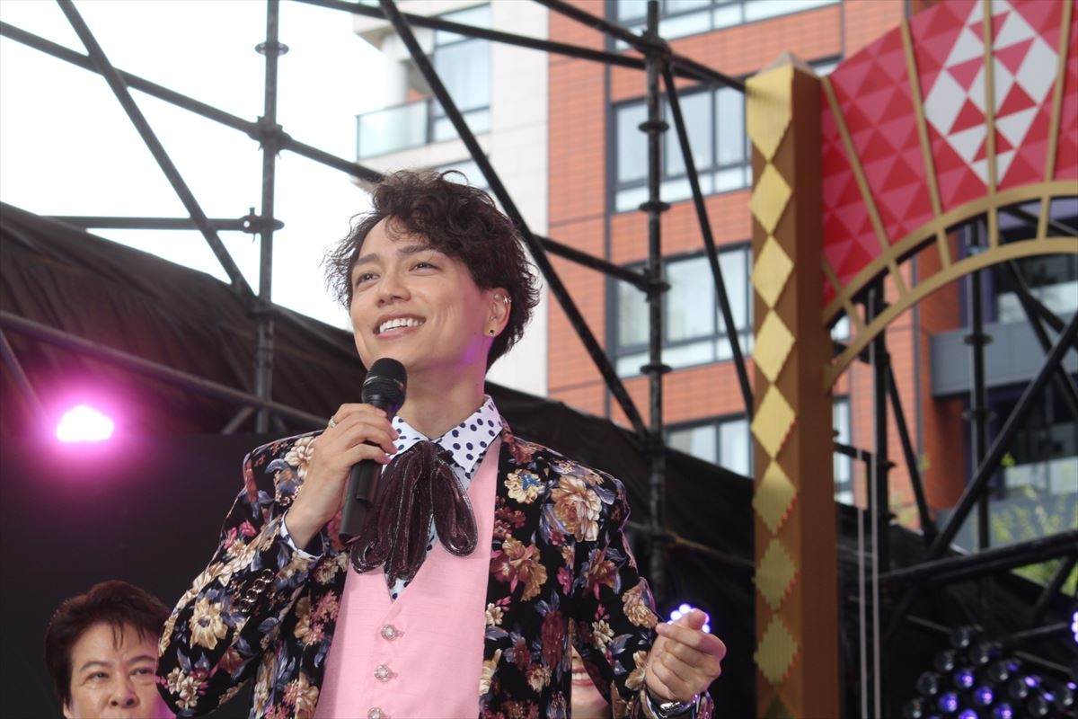 山崎育三郎、「全て出しきってます」歌・ダンス・派手衣装で初主演作を熱演