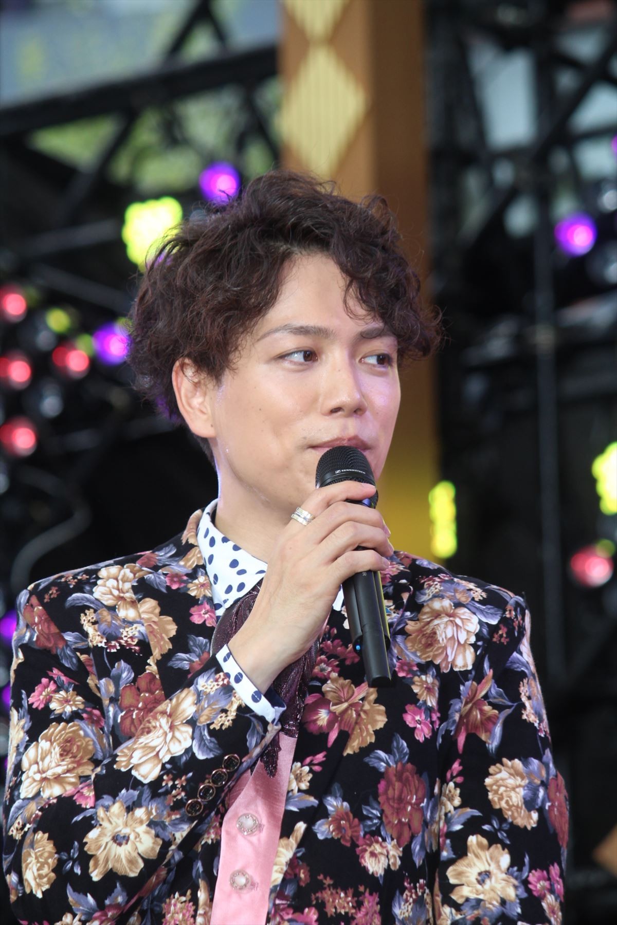 山崎育三郎、「全て出しきってます」歌・ダンス・派手衣装で初主演作を熱演