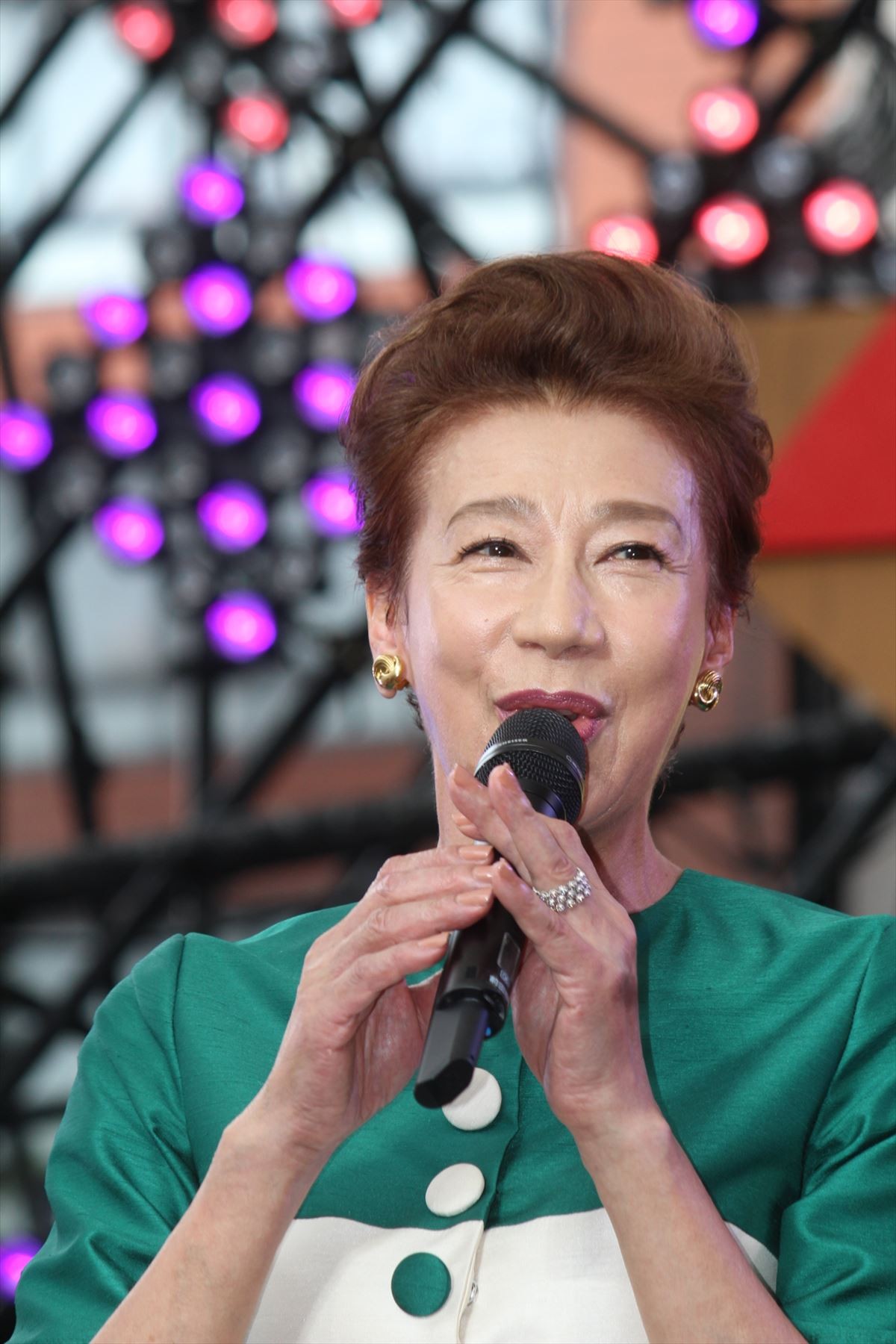 山崎育三郎、「全て出しきってます」歌・ダンス・派手衣装で初主演作を熱演