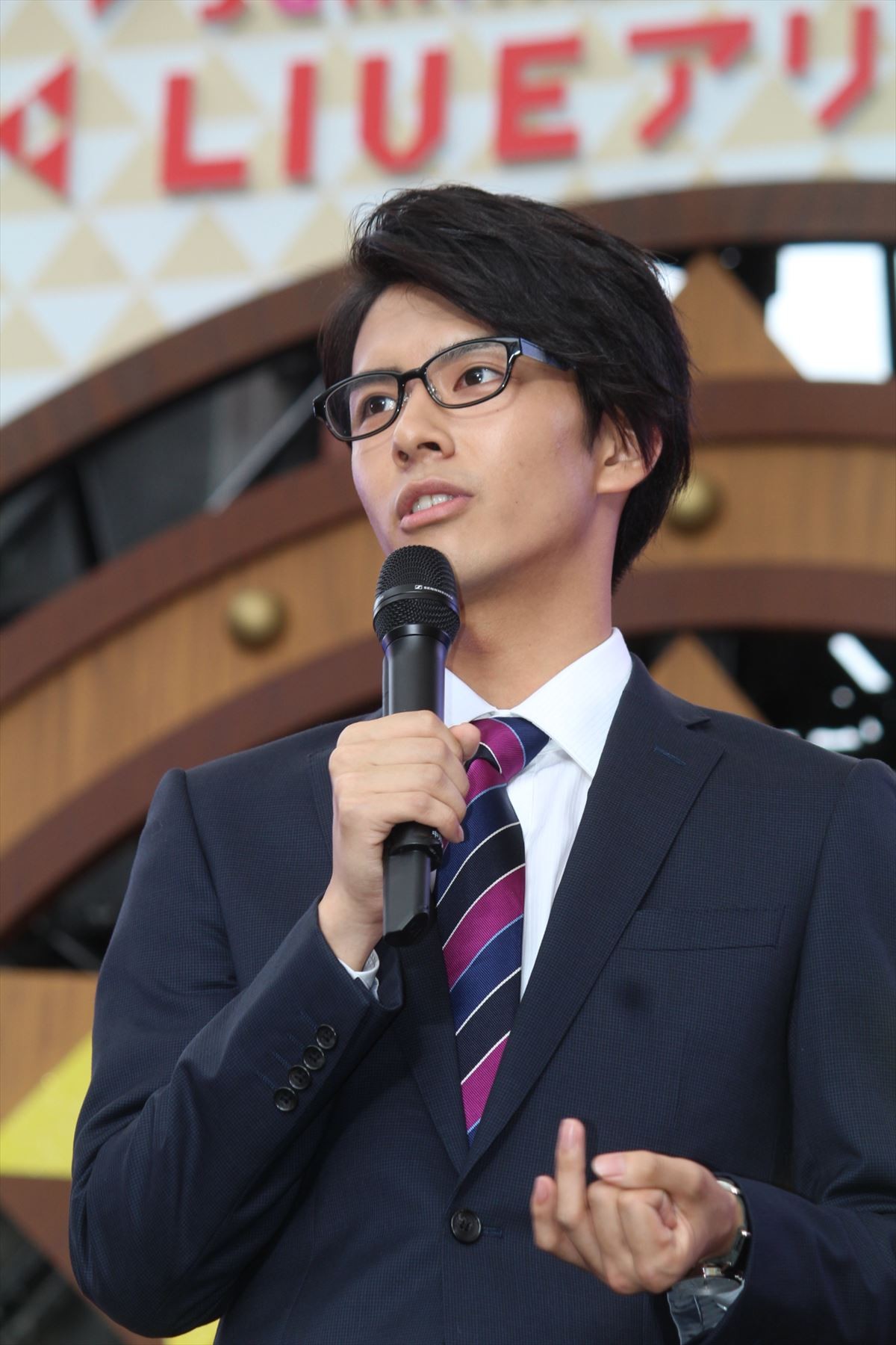 山崎育三郎、「全て出しきってます」歌・ダンス・派手衣装で初主演作を熱演