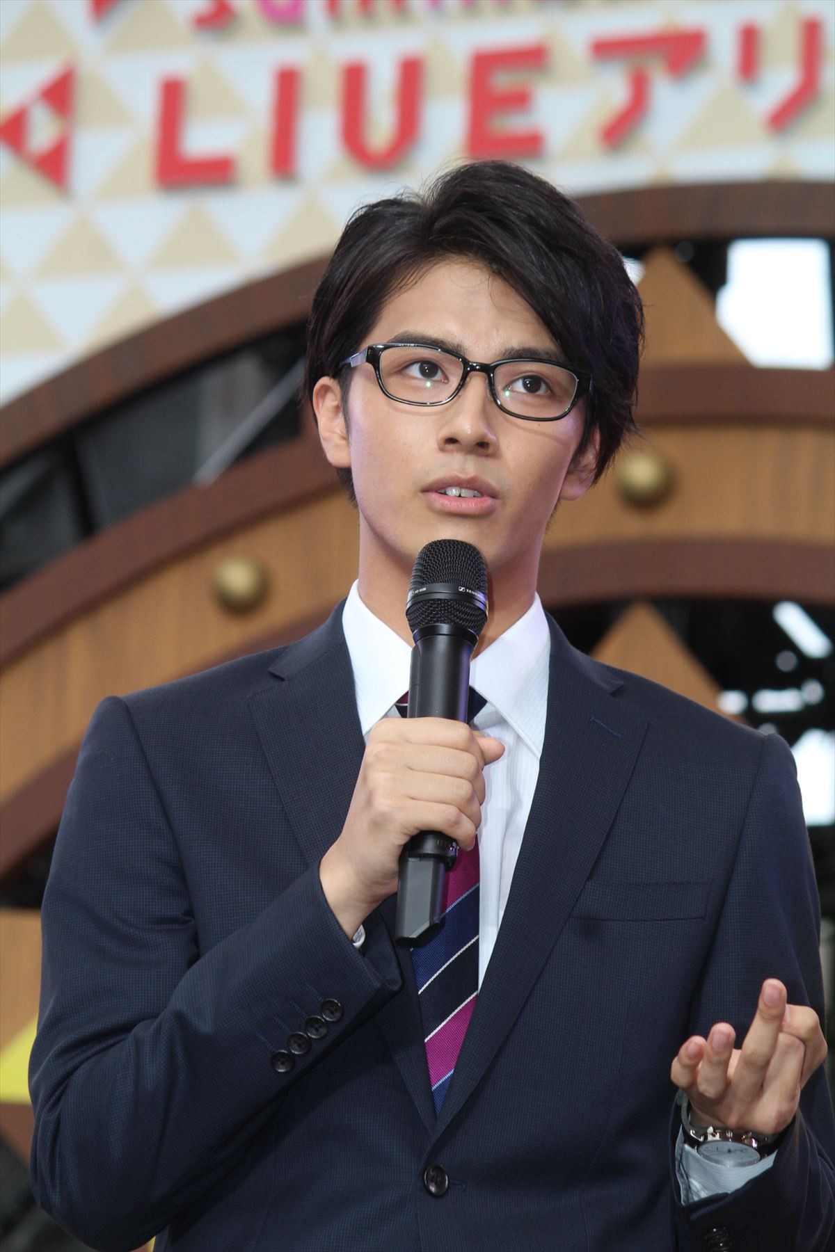 山崎育三郎、「全て出しきってます」歌・ダンス・派手衣装で初主演作を熱演