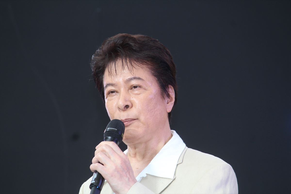 山崎育三郎、「全て出しきってます」歌・ダンス・派手衣装で初主演作を熱演