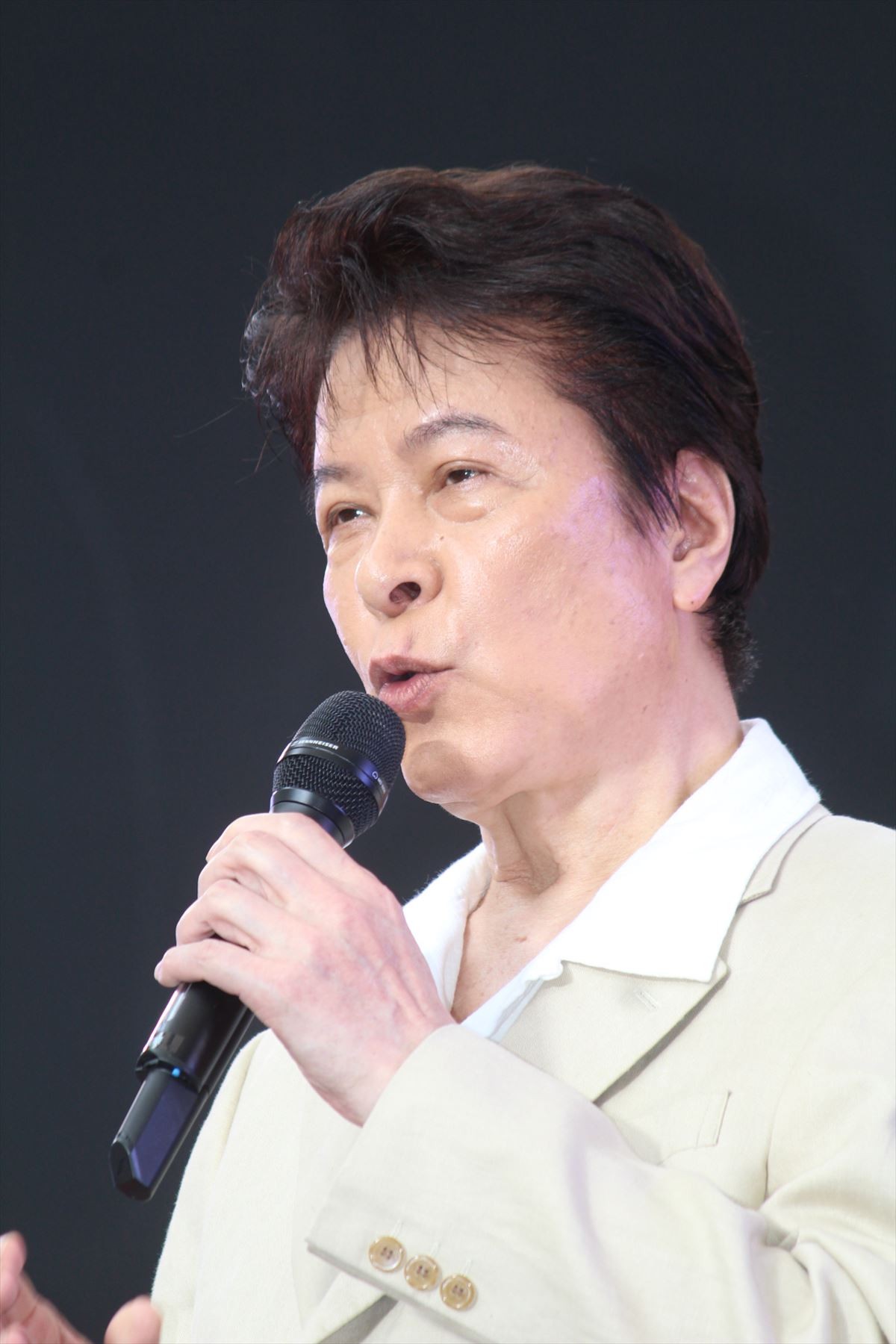 山崎育三郎、「全て出しきってます」歌・ダンス・派手衣装で初主演作を熱演