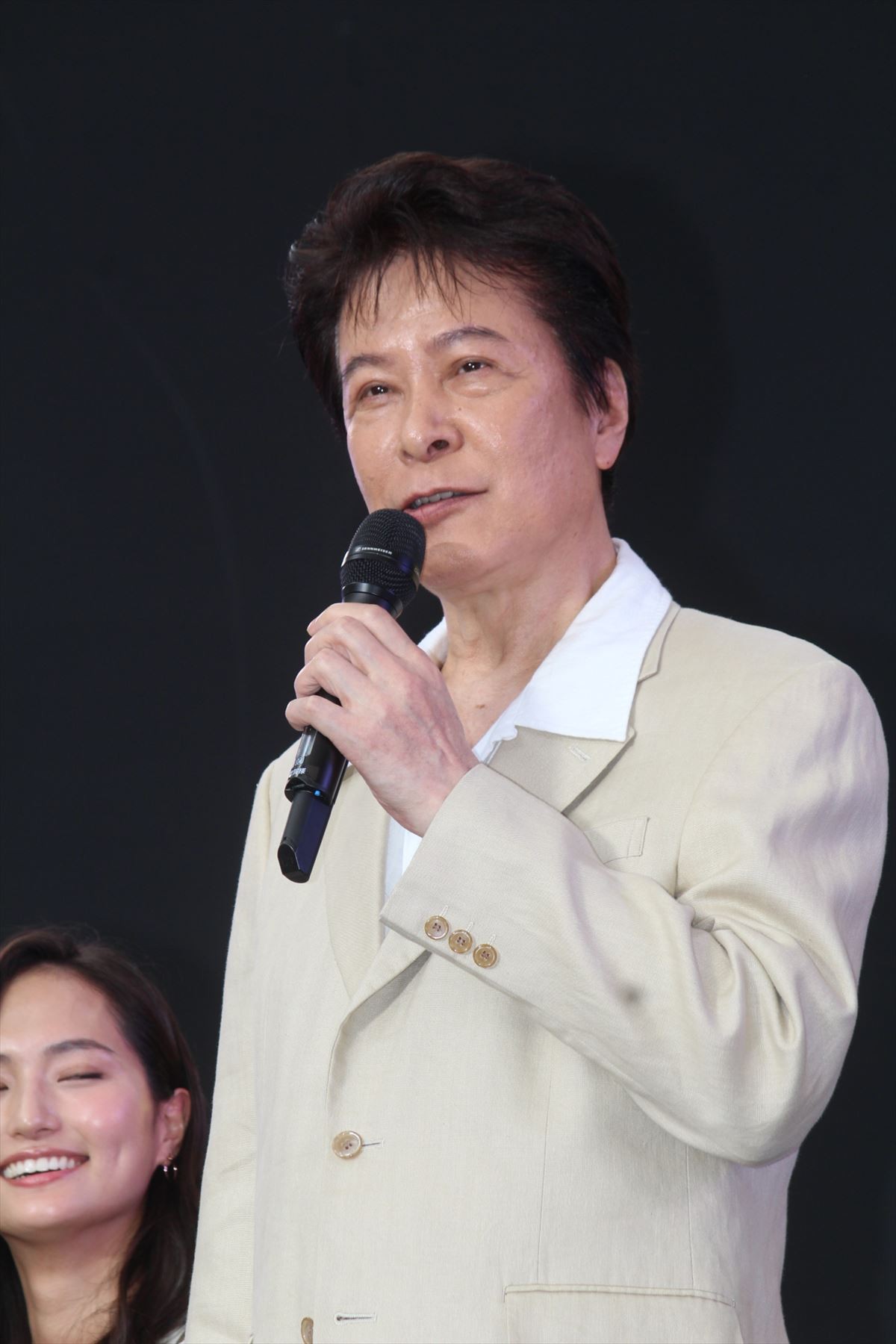 山崎育三郎、「全て出しきってます」歌・ダンス・派手衣装で初主演作を熱演