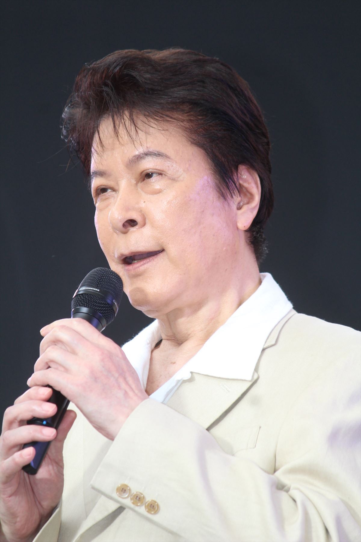 山崎育三郎、「全て出しきってます」歌・ダンス・派手衣装で初主演作を熱演