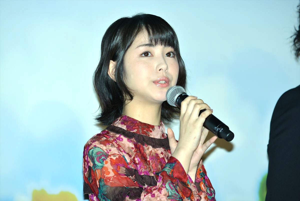 浜辺美波、『キミスイ』初日舞台挨拶に涙「足が震えて誰ともしゃべれないくらい緊張」