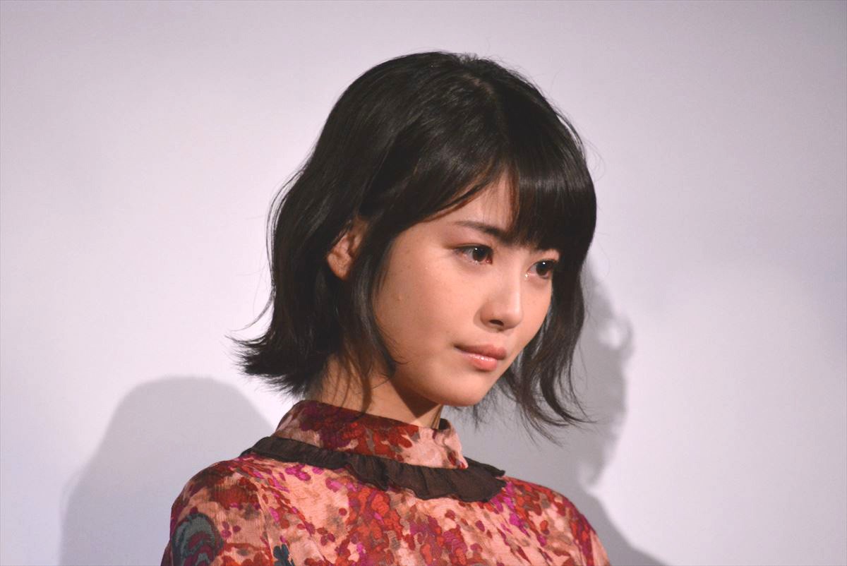 浜辺美波、『キミスイ』初日舞台挨拶に涙「足が震えて誰ともしゃべれないくらい緊張」