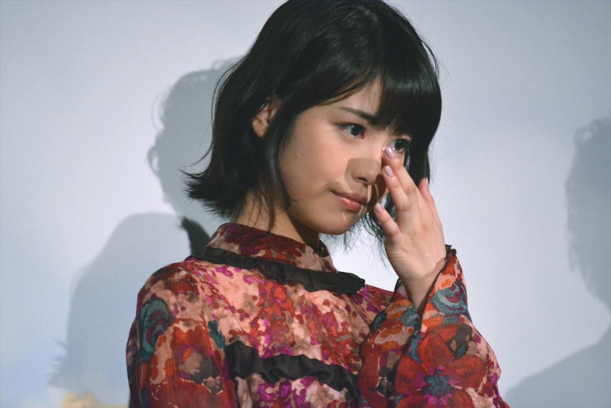 浜辺美波、『キミスイ』初日舞台挨拶に涙「足が震えて誰ともしゃべれないくらい緊張」