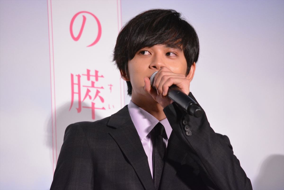 浜辺美波、『キミスイ』初日舞台挨拶に涙「足が震えて誰ともしゃべれないくらい緊張」