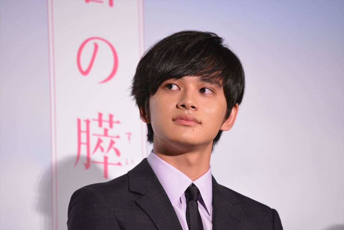 浜辺美波、『キミスイ』初日舞台挨拶に涙「足が震えて誰ともしゃべれないくらい緊張」