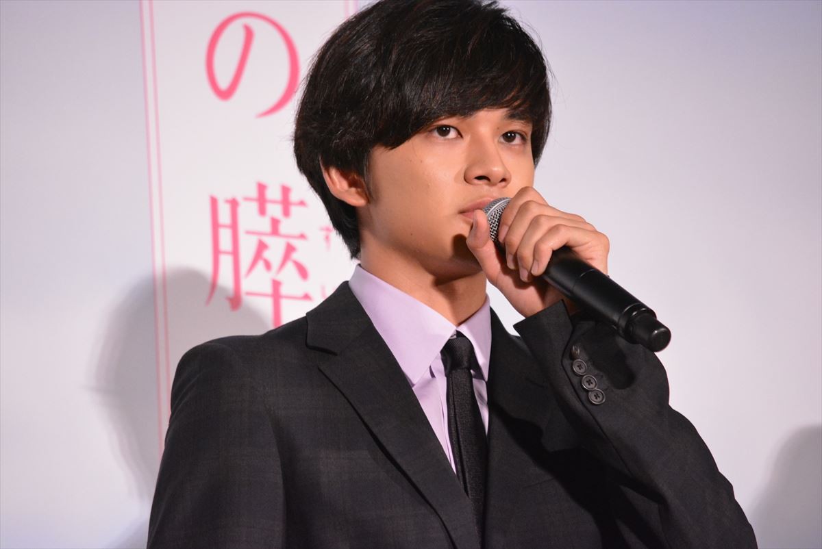 浜辺美波、『キミスイ』初日舞台挨拶に涙「足が震えて誰ともしゃべれないくらい緊張」