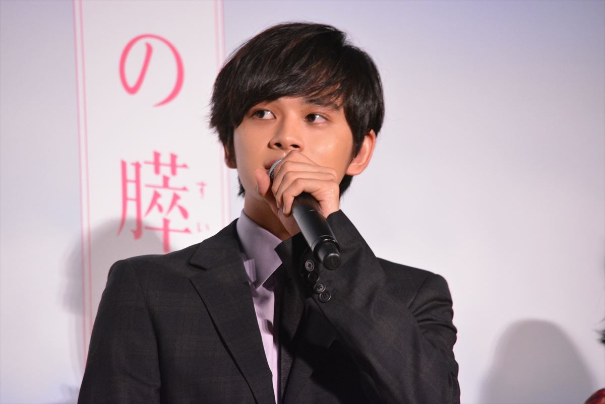 浜辺美波、『キミスイ』初日舞台挨拶に涙「足が震えて誰ともしゃべれないくらい緊張」