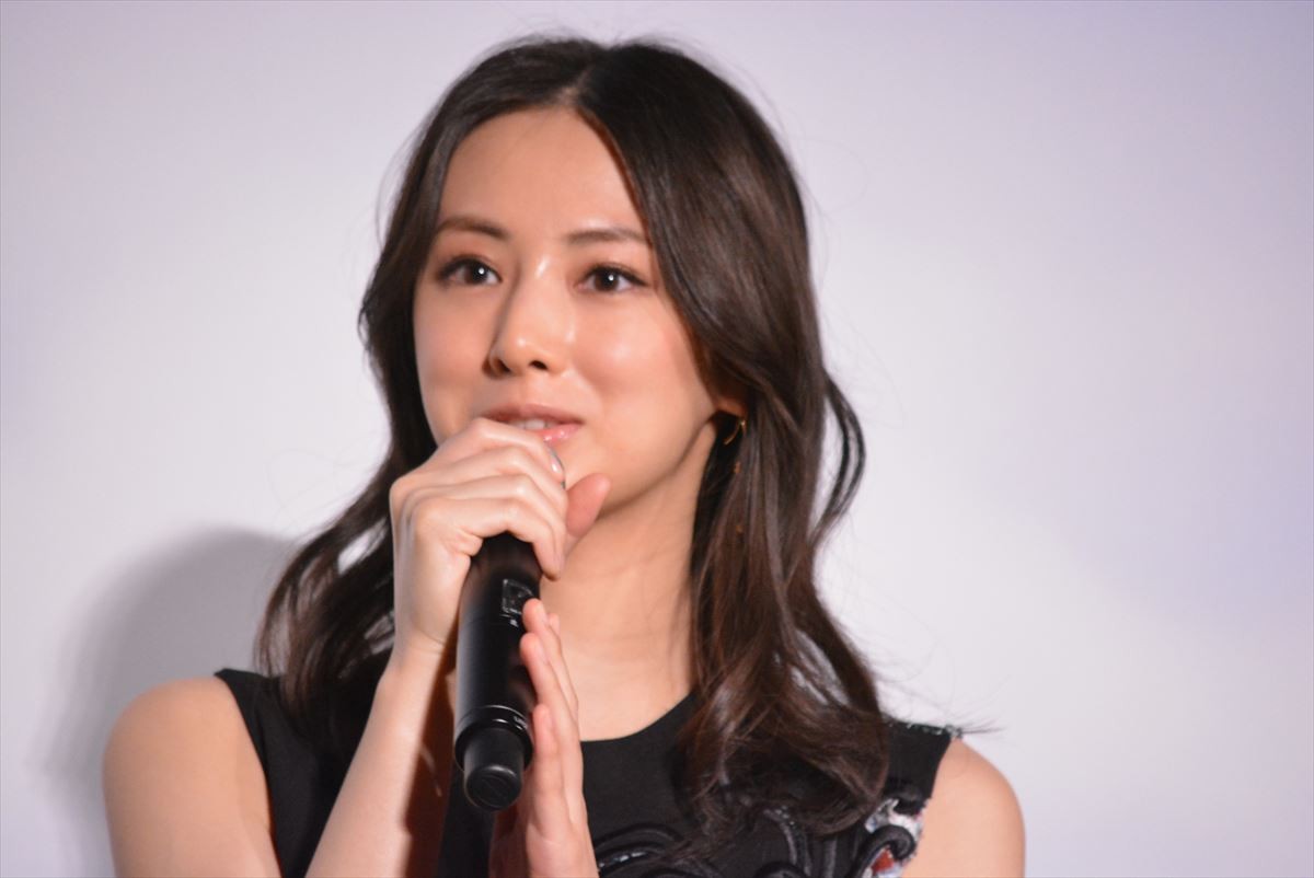 浜辺美波、『キミスイ』初日舞台挨拶に涙「足が震えて誰ともしゃべれないくらい緊張」