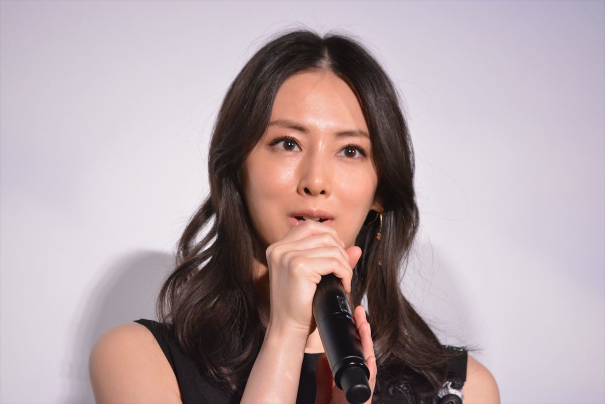 浜辺美波、『キミスイ』初日舞台挨拶に涙「足が震えて誰ともしゃべれないくらい緊張」