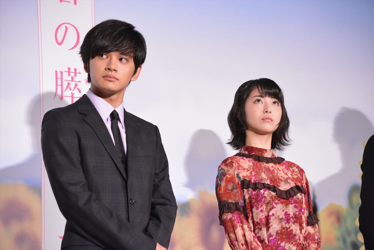 浜辺美波、『キミスイ』初日舞台挨拶に涙「足が震えて誰ともしゃべれないくらい緊張」