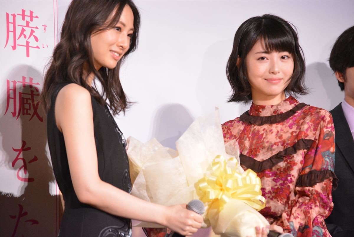 浜辺美波、『キミスイ』初日舞台挨拶に涙「足が震えて誰ともしゃべれないくらい緊張」