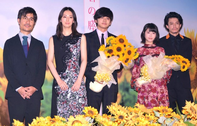 左から月川翔監督、北川景子、北村匠海、浜辺美波、小栗旬、『君の膵臓をたべたい』初日舞台挨拶に登壇