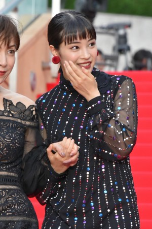 広瀬すず、映画『三度目の殺人』完成披露試写会レッドカーペットに登場