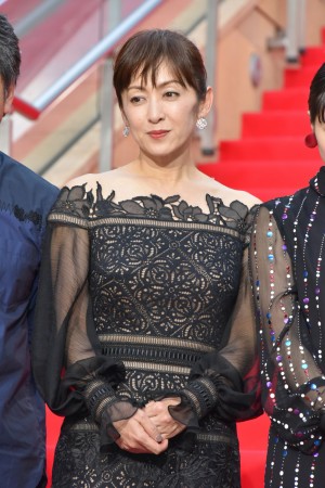 斉藤由貴、映画『三度目の殺人』完成披露試写会レッドカーペットに登場