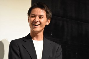吉田康弘監督、ドラマW『プラージュ』完成披露舞台挨拶に登壇