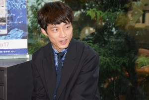 坂口健太郎、トーンモバイル新端末発売＆新CMお披露目イベントにて