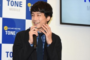 坂口健太郎、トーンモバイル新端末発売＆新CMお披露目イベントにて