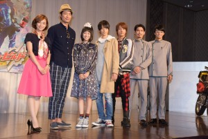 左から滝裕可里、前川泰之、高田夏帆、犬飼貴丈、赤楚衛二、水上剣星、越智友己、『仮面ライダービルド』制作発表に登壇