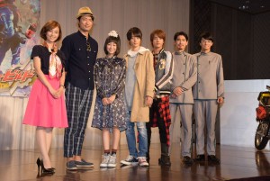 左から滝裕可里、前川泰之、高田夏帆、犬飼貴丈、赤楚衛二、水上剣星、越智友己、『仮面ライダービルド』制作発表に登壇