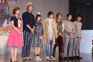 左から滝裕可里、前川泰之、高田夏帆、犬飼貴丈、赤楚衛二、水上剣星、越智友己、『仮面ライダービルド』制作発表に登壇