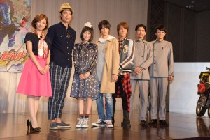 左から滝裕可里、前川泰之、高田夏帆、犬飼貴丈、赤楚衛二、水上剣星、越智友己、『仮面ライダービルド』制作発表に登壇