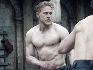 「肉体美が光るイギリス人俳優」10人に選出された、チャーリー・ハナム