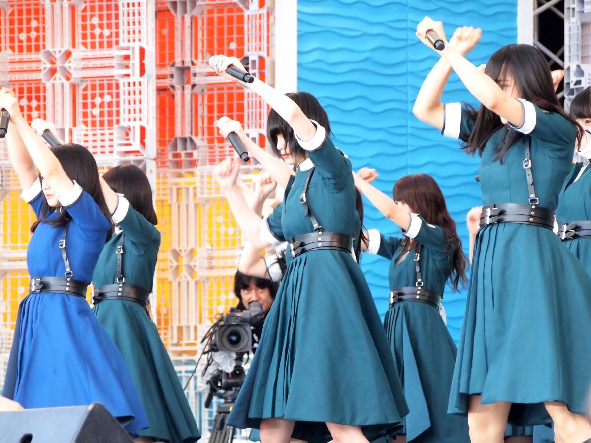 欅坂46、アイドルフェスで熱いステージ！けやき坂46も初参戦