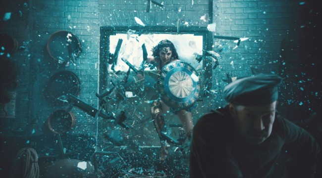 最強美女戦士が“美しく”ぶっ飛ばす! 『ワンダーウーマン』アクション映像