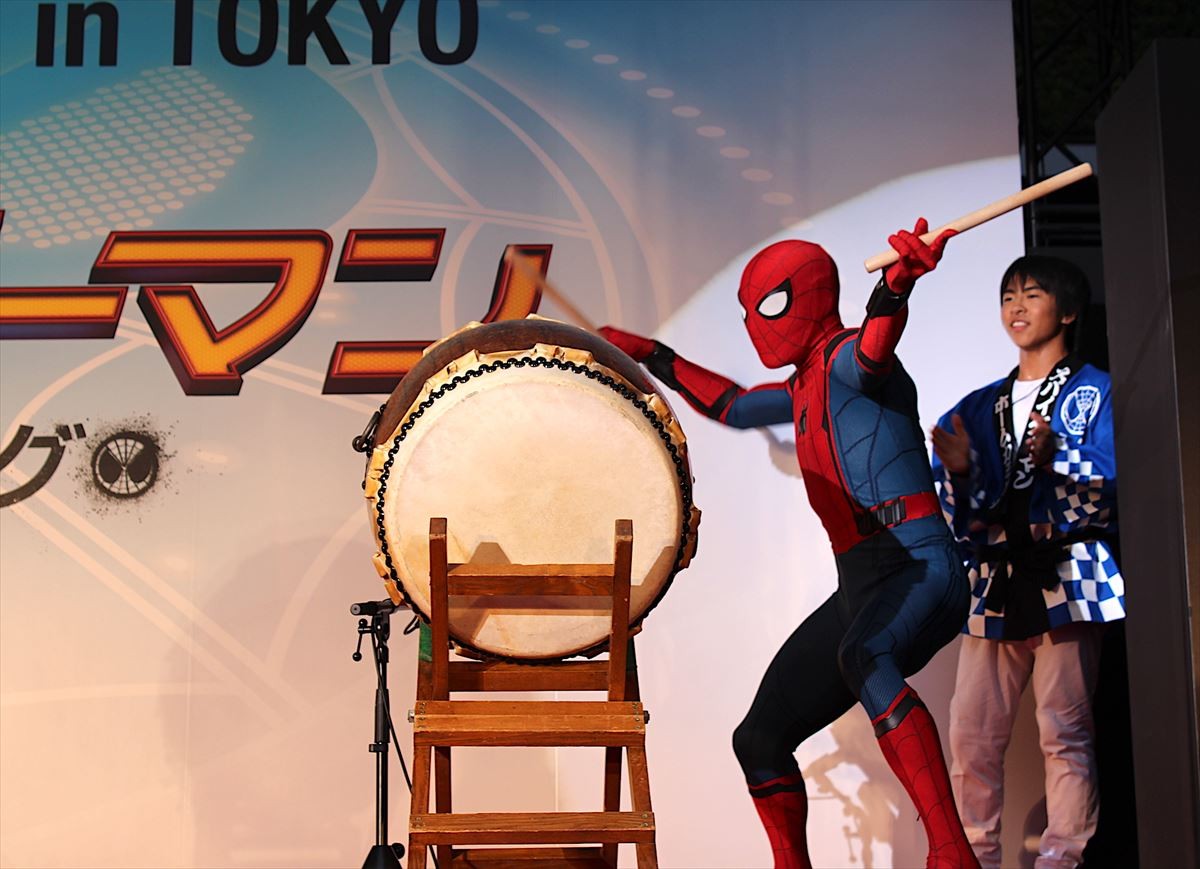 びしょ濡れ神対応にファン700人が感激！新スパイダーマン トム・ホランドが登場