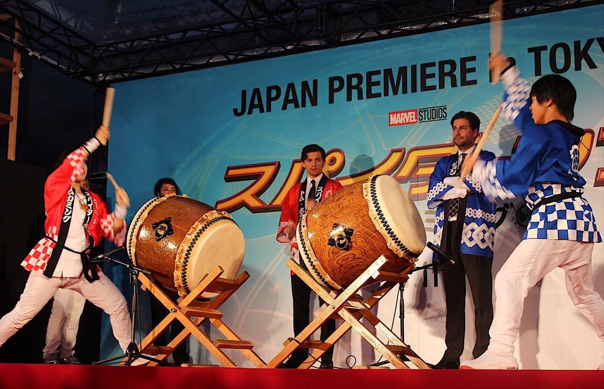 びしょ濡れ神対応にファン700人が感激！新スパイダーマン トム・ホランドが登場
