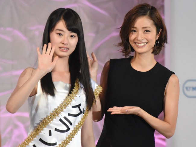 グランプリの井本彩花（左）、上戸彩（右）、第15回全日本国民的美少女コンテストにて
